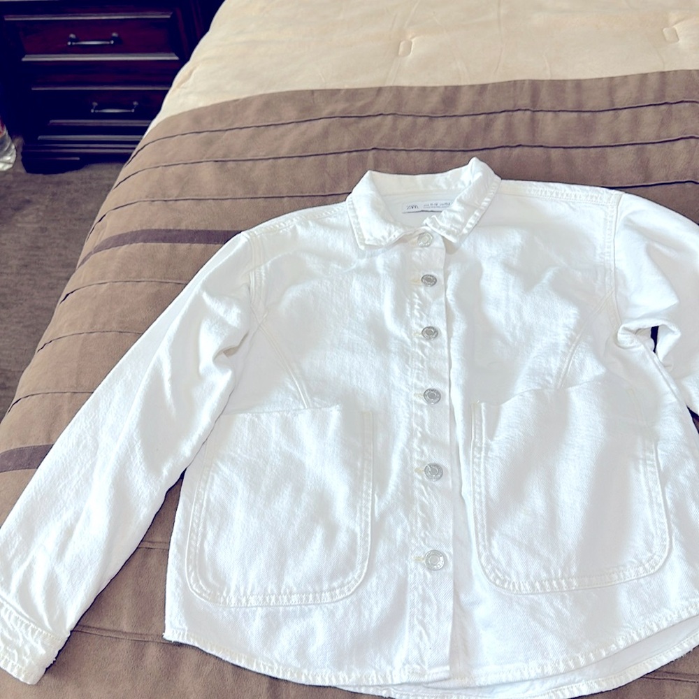 White Button Down Shirt with Standard Collar and Relaxed Fit